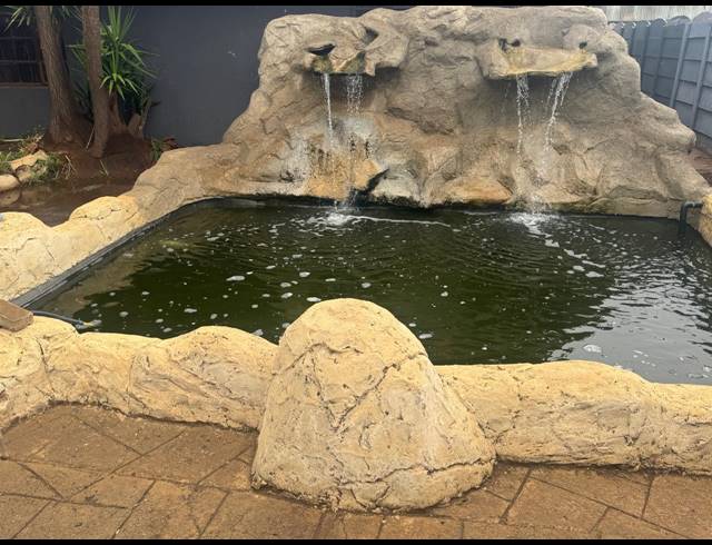 1,250M² BUSINESS TO LET IN MAPLETON